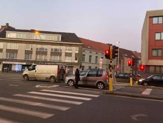 Verkeerschaos op Rooigemlaan: gebotste voertuigen blokkeren afslag richting Drongen