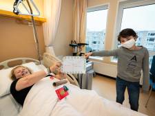 Joeps (10) tekening maakt de eenzame kerst voor Roswitha (60) in het ziekenhuis ietsje minder erg: ‘Dit is een cadeau’