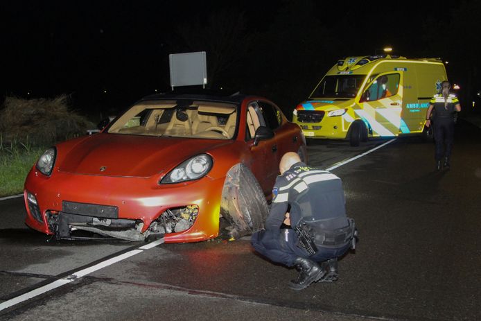 De bestuurder reed met de beschadigde auto nog 300 meter voordat hij tot stilstand kwam op de Haakweg.