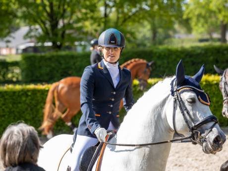 Britt Dekker kijkt ogen uit op NK dressuur in Ermelo: 'Ik dacht, wat gebeurt hier allemaal?’