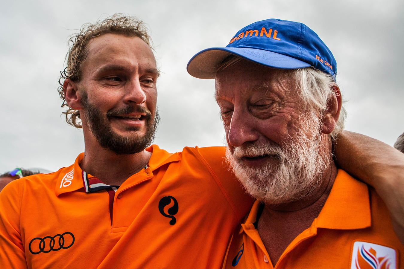 2016: Joost Luiten wint het KLM Open Golf en krijgt de felicitaties van zijn vader.