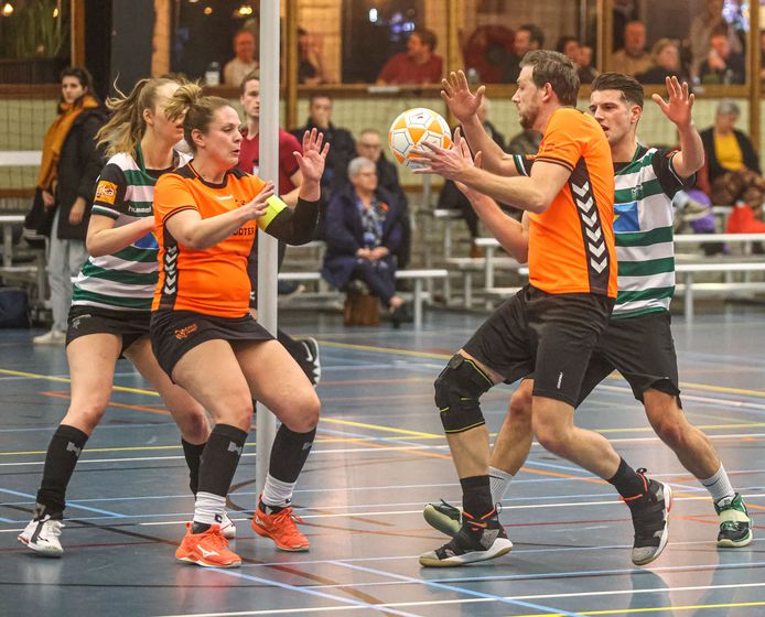 Oranje Zwart heeft de titel in de tweede klasse op het spel gezet na de tweede nederlaag op rij.