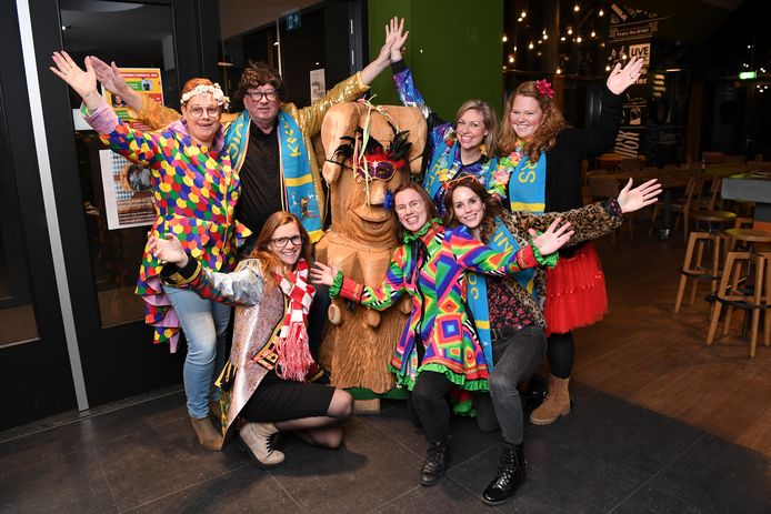 Samen met een groep mededorpsbewoners heeft Eva Matheusen (staand, tweede van rechts) de handschoen opgepakt om carnaval in Hank levend te houden, nadat de organisatie vorig jaar aangaf ermee te stoppen.