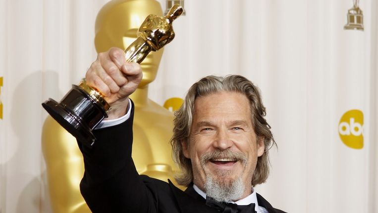 Jeff Bridges, hier met zijn Oscar voor Beste Acteur, naar aanleiding van zijn rol in 'Crazy Heart'. Beeld REUTERS