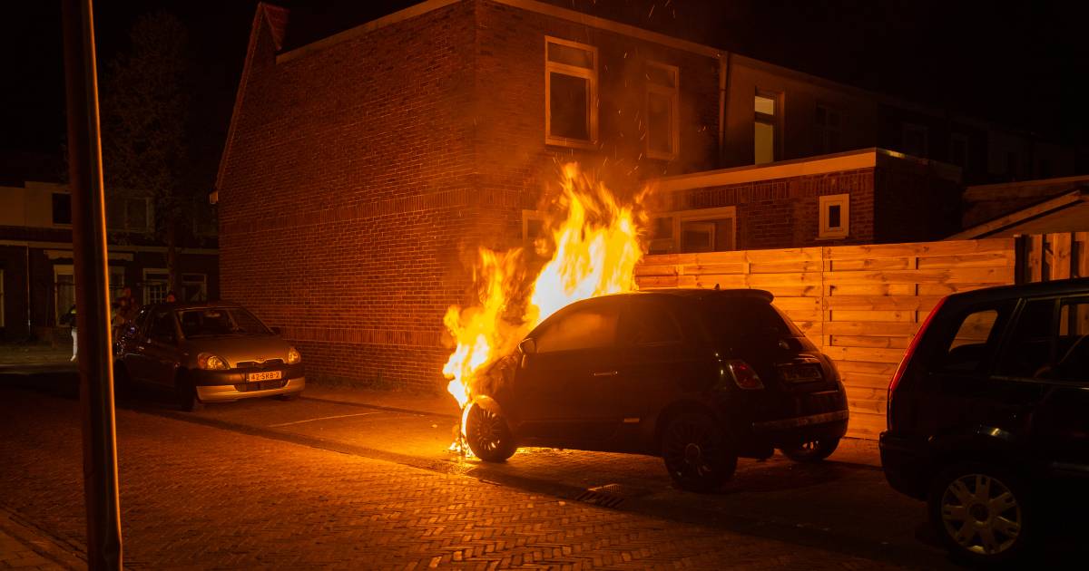 Zandweerd brandt weer: nu fikt er een auto uit in deze wijk van Deventer