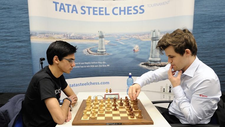 De gelijk geëindigde spelers van het toernooi Magnus Carlsen en Anish Giri spelen een tiebreak. Beeld anp