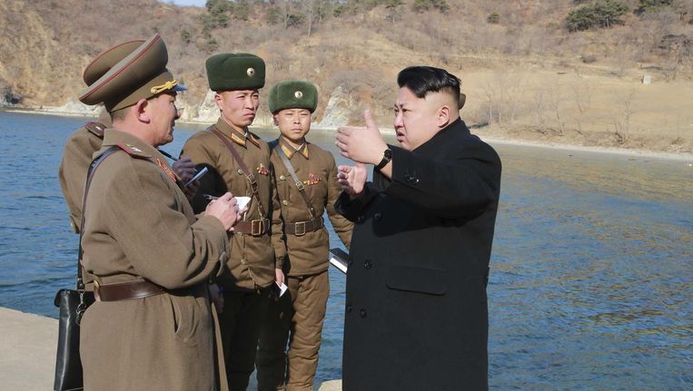 De Noord-Koreaanse leider Kim Jong-un controleert troepen in het oosten van het land. Beeld reuters