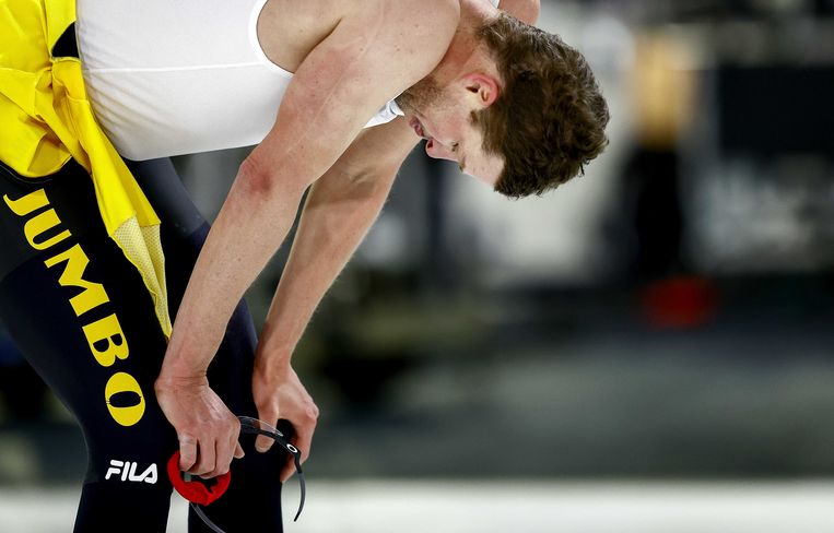 Sven Kramer na afloop van zijn 5000m op het olympisch kwalificatietoernooi in Heerenveen. Beeld ANP