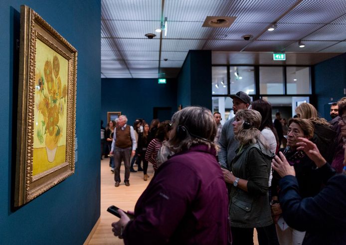 De Zonnebloemen in het Van Gogh Museum in Amsterdam. Als beveiliger bewaak je de kunstwerken en zorg je ervoor dat bezoekers zich aan de regels houden.