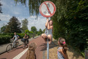 Janneke Hertog met het door haar bedachte verkeersbord "verbod smartphone gebruik op fiets"
