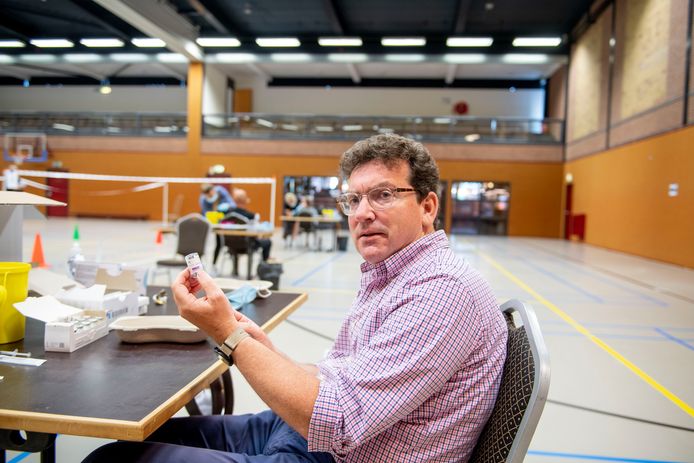 Huisarts Theo Timmerman, terwijl hij corona-vaccin uit een flacon zuigt. Hij neemt per 1 juli praktijk Het Veen in Westerhaar over.