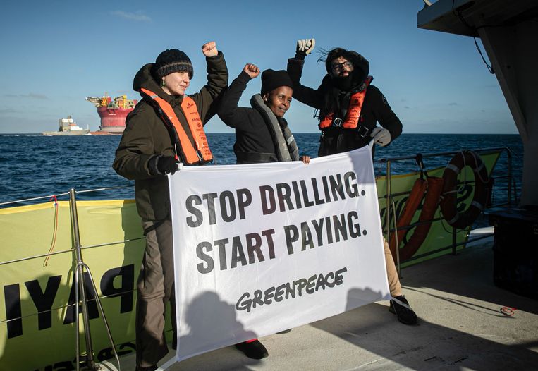 Shell demande une compensation de 100 000 £ pour l’action de Greenpeace sur une plate-forme pétrolière