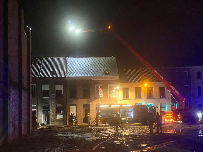 LIER - Een zware uitslaande brand heeft twee woningen vernield in de Pettendonk in Lier.