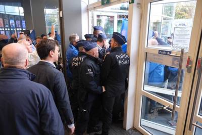 Politiebonden clashen met agenten voor ingang Open Vld-congres aan Kinepolis in Brussel