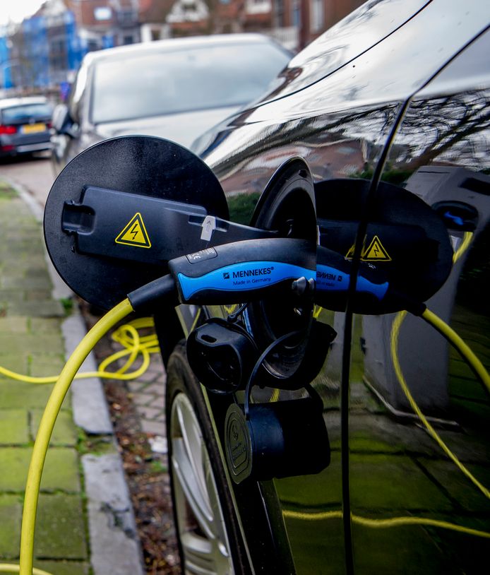 Het aantal publieke laadpunten voor elektrische auto's stijgt zowel in Moerdijk als in Etten-Leur hard.