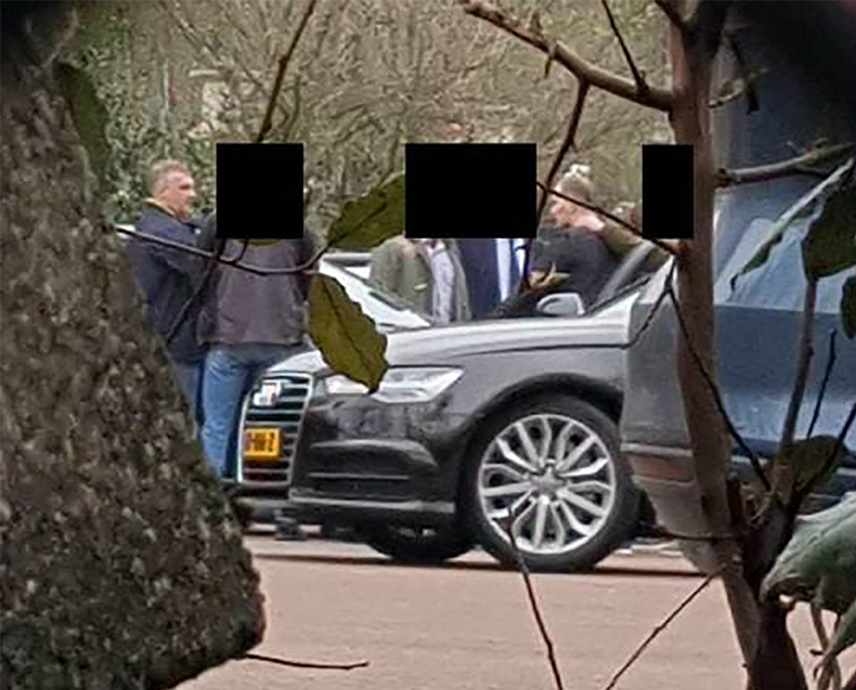 Beeld van het ministerie van defensie van de vier vermeende Russische spionnen op de parkeerplaats bij het OPCW.  Beeld AFP