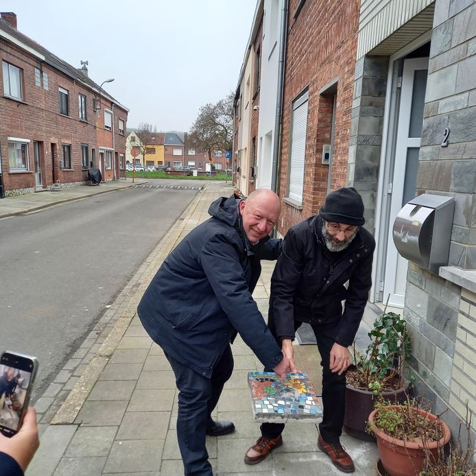resultaat van workshop mozaïek met keramiek ligt nu in de stoep