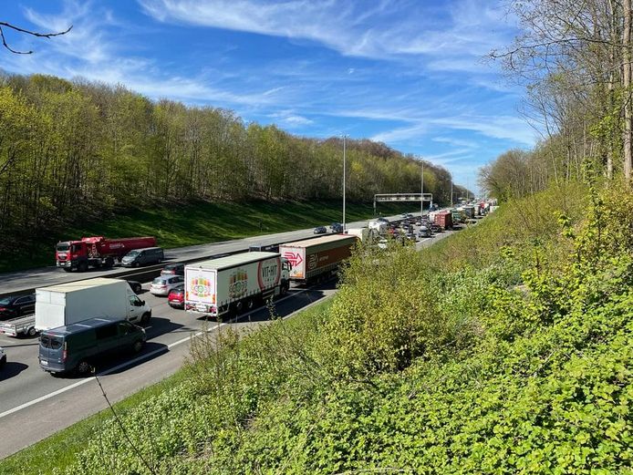 De E40 in Everberg richting Brussel staat momenteel muurvast door het ongeval.