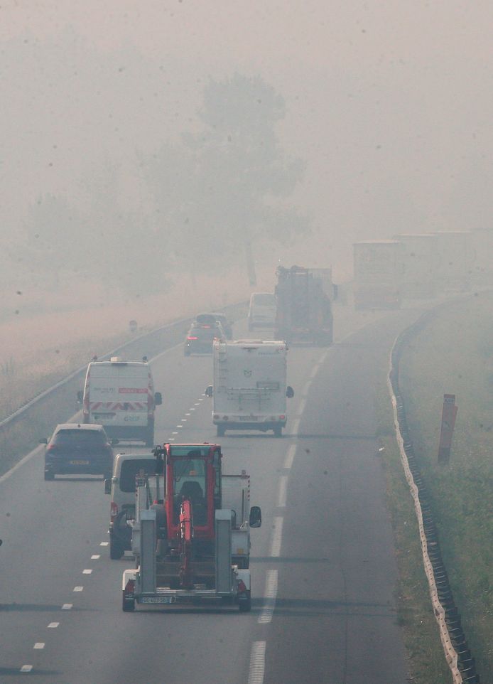 Het verkeer op de snelweg A63 Bordeaux-Spaanse grens ondervindt ook hinder van de rook.