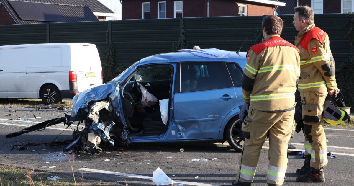 Zwaargewonde bij botsing met drie voertuigen in Veghel, motorblok slingert door harde klap uit auto.