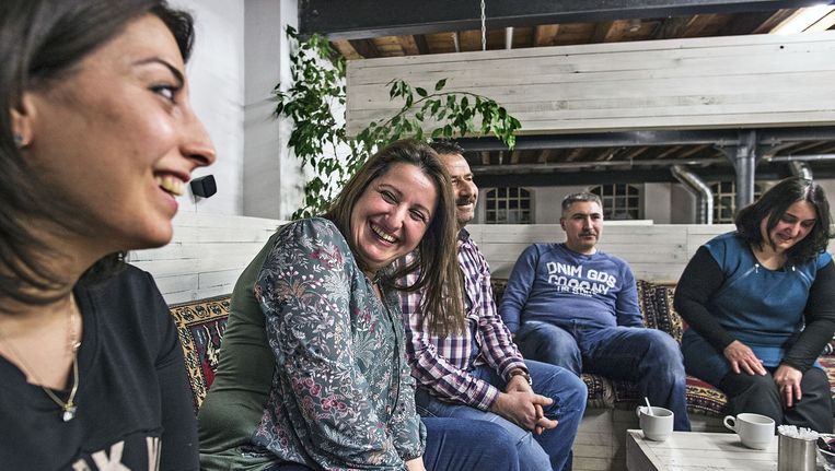 Turkse families bespreken de eetgewoontes die leiden tot relatief veel gewichtsproblemen in de Turkse cultuur. Beeld Guus Dubbelman / de Volkskrant