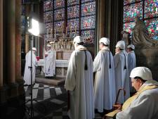 Eerste mis in Notre-Dame sinds brand: bisschop met witte bouwhelm