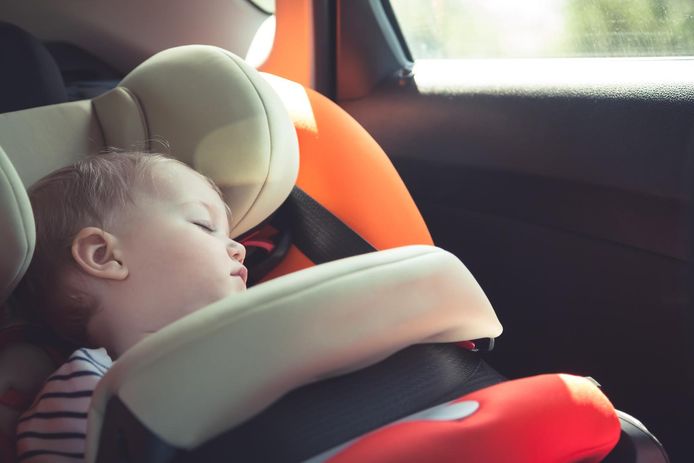 Een baby slaapt in een autostoeltje op de achterbank van een auto. Al na 15 minuten in de volle zon stijgt de temperatuur er boven de 30 graden.