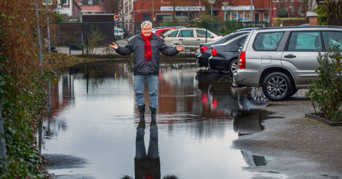 Toegangspad wordt waterballet door hevige regen én kapot riool ...