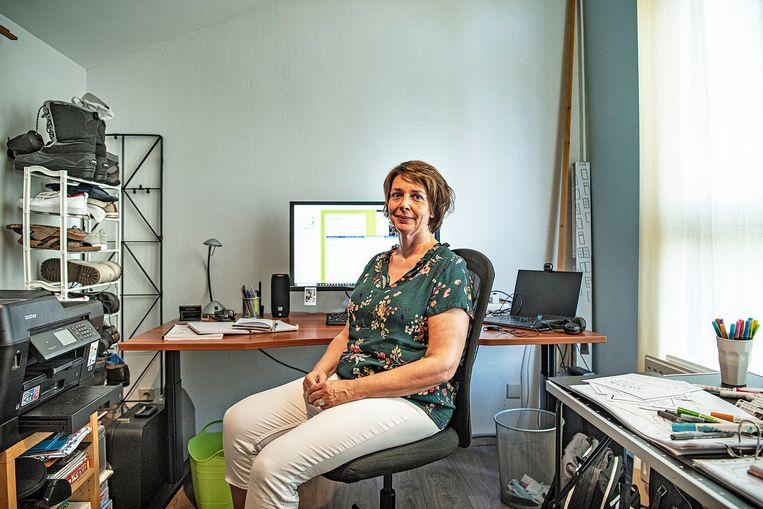 Mariola Dirkzwager: 'Ik zit tussen het wasgoed op mijn werkkamer.'  Beeld Guus Dubbelman / De Volkskrant
