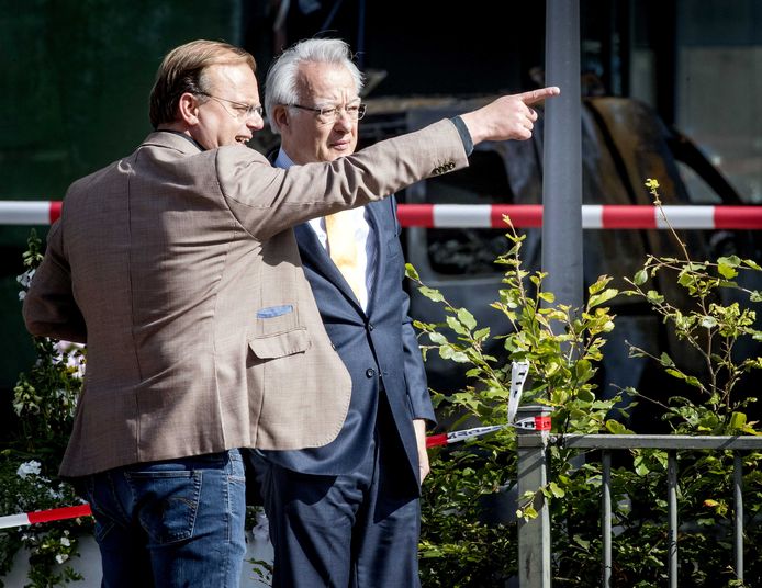 Hoofdredacteur Paul Jansen (L) van de Telegraaf en burgemeester Jozias van Aartsen voor het hoofdkantoor waar rond 4.00 uur een bestelauto met flinke snelheid door de glazen pui van het hoofdkantoor aan de Basisweg in Amsterdam is gereden.