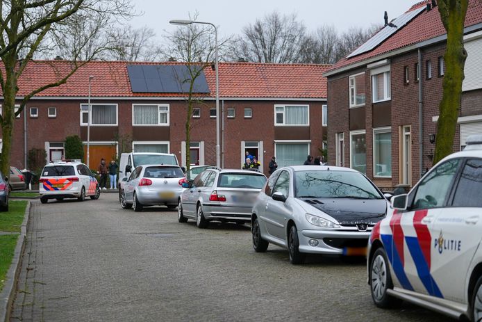 De politie doet onderzoek naar een mogelijke schietpartij in de Doctor Hoebenstraat in Oss. Volgens een politiewoordvoerder zijn er geen aanwijzingen dat daadwerkelijk is geschoten.