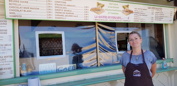 Mylène verkoopt crêpes en ijsjes aan het strand van Trouville. ,,We hebben nauwelijks werk.’’