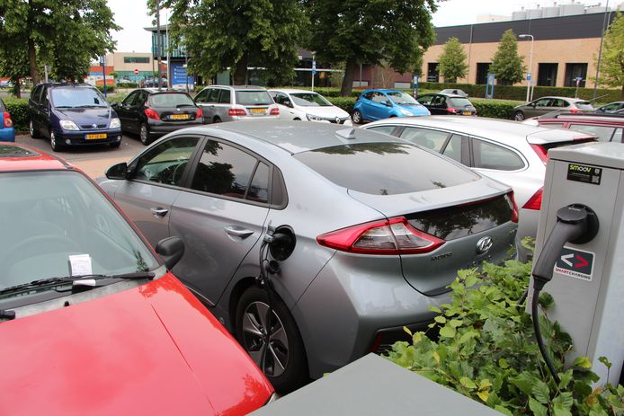 Benzineauto als foutparkeerder bij elektrisch laadpunt bij gemeentehuis van Berkelland, met waarschuwing onder de ruitenwisser.