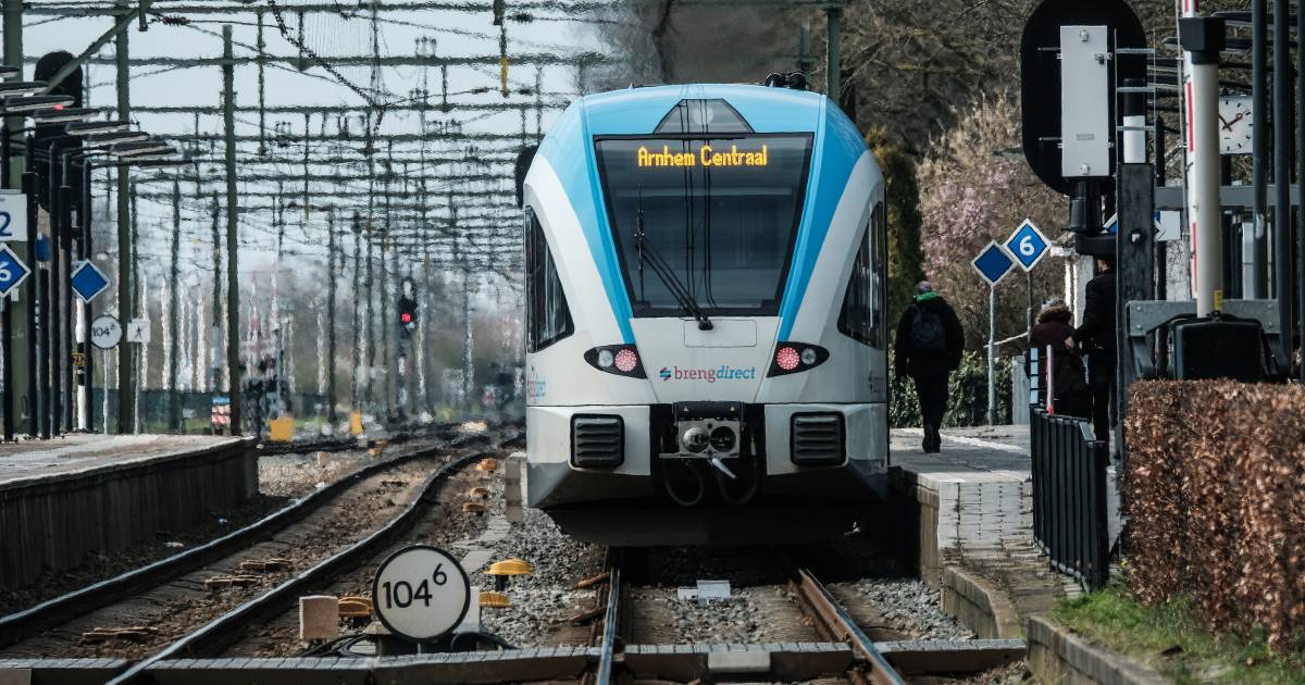 Geen treinen tussen Meppel en Zwolle door aanrijding met auto.