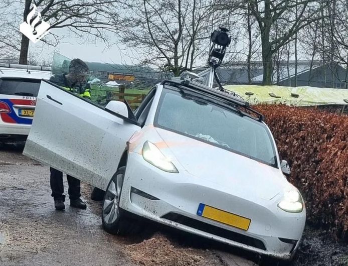 Een 67-jarige man uit Veenendaal (Nederland) reed met zijn auto in een gracht in het Friese Eastermar. De politie van Tytsjerkadiel hield hem aan.
