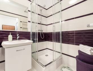 GELDFLATER. Lidy kocht een dure douchecabine van slechte kwaliteit: “De vloer is niet eens plat, het is alsof je in een trechter staat”