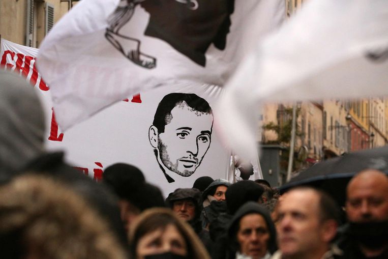 Demonstranten dragen een spandoek met het hoofd van Yvan Colonna met zich mee tijdens een protest in de Corsicaanse plaats Bastia eerder deze maand. 
 Beeld AFP