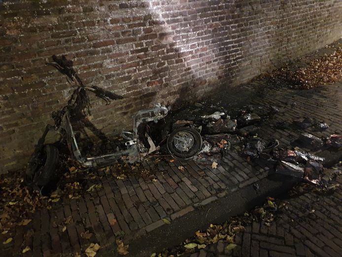 Alweer ging een deelscooter in vlammen op.