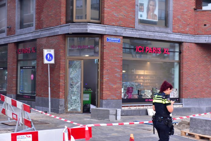 Vanochtend vroeg werd opnieuw de voordeur van ICI Paris XL in Leidsche Rijn Centrum vernield.