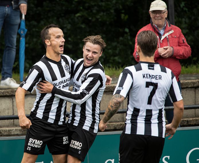 Willem den Dekker viert met Jens Leijten (links) een doelpunt van Gemert.