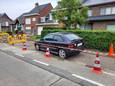 Het waterlek in de Leenstraat in Izegem bevindt zich onder deze geparkeerde wagen.
