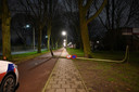 Het busje ramde een boom én lantaarnpaal aan de Vlashoflaan in Tilburg.