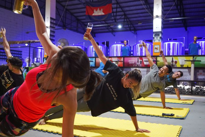 Une séance de yoga bière à Phnom Penh, la capitale du Cambodge, le 19 janvier dernier.