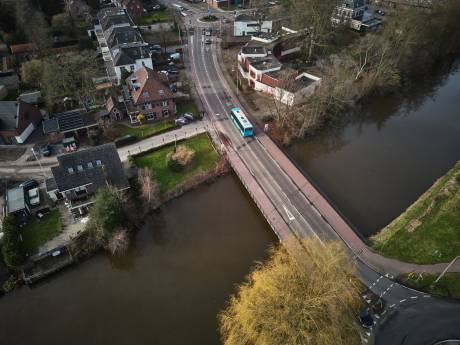 Beschadigde brug in Lochem wordt verstevigd: ‘Over 5 tot 10 jaar geheel vervangen’