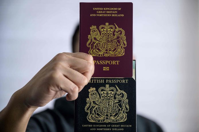 Een man uit Hongkong die al Brits staatsburger is, toont zijn oude en nieuwe (boven) paspoort.