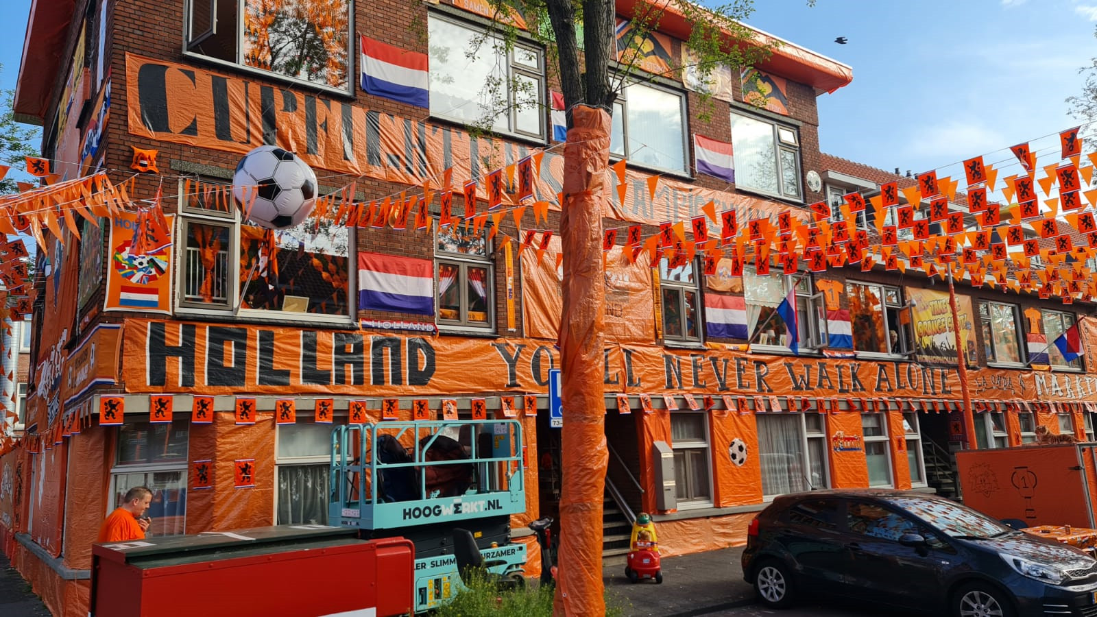De Marktweg in Den Haag kleurt oranje in aanloop naar het EK.