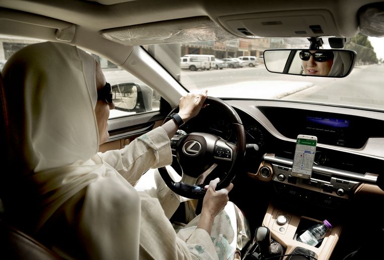 Vrouwen in Saoedi-Arabië mogen sinds juni vorig jaar autorijden. Of ze door de nieuwe wetswijziging ook zelfstandig mogen reizen, is nog onduidelijk.  Beeld AP