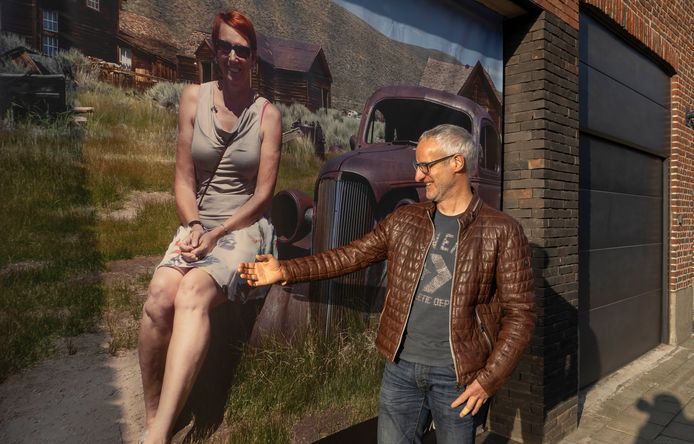 Marc Dick a perdu sa femme il y a un an. Il a accroché un portrait d’elle sur la façade de leur maison pour lui rendre hommage