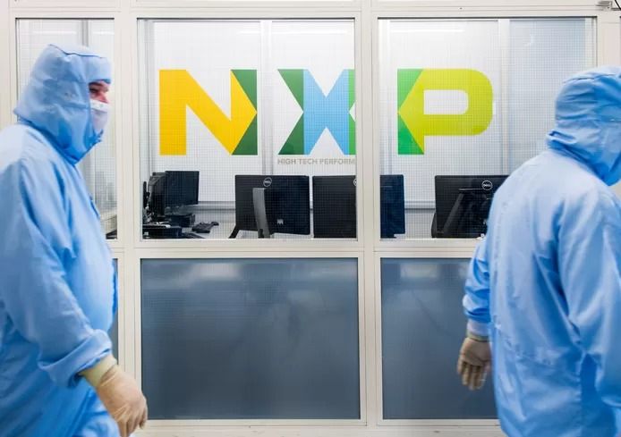 Omzet van chipfabrikant NXP daalt met achttien procent in het tweede kwartaal.