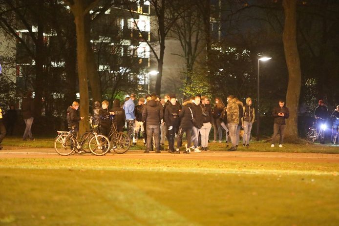 Een groep verzamelde zich afgelopen maandagavond bij de Drie Maagdenrotonde in Apeldoorn.